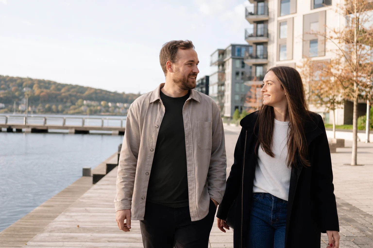 Par på afslappet gåtur ved vandet i Vejle